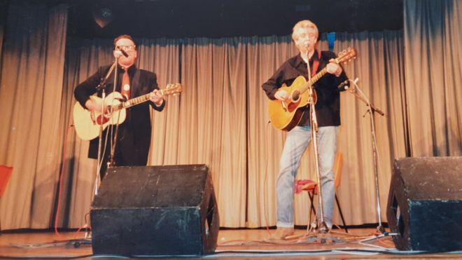 Elvis Costello performing alongside Nick Lowe (r) at the 1988 Shetland Folk Festival